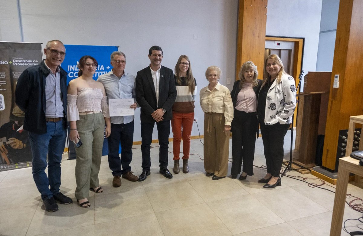 apicofom tweet media