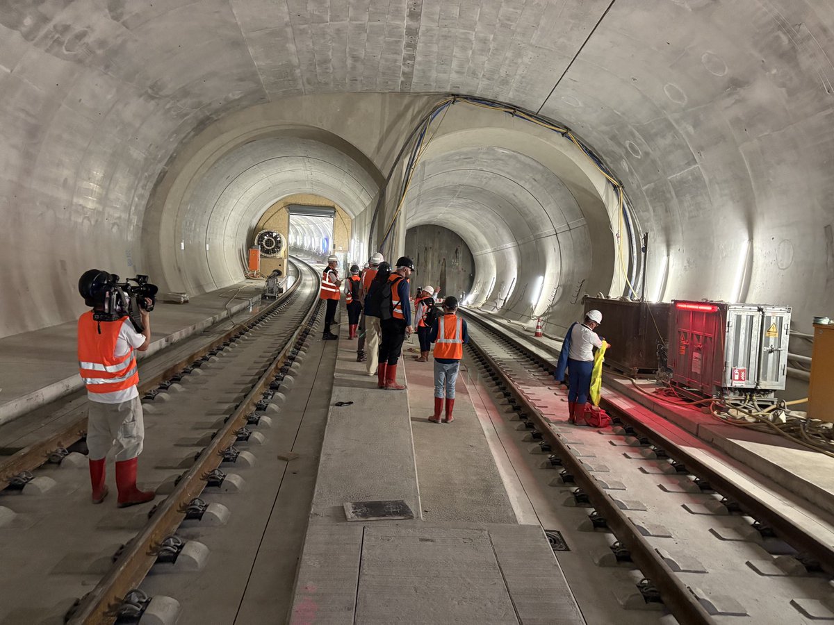 CMilankovic's tweet photo. Wieviel Fernverkehr der @DB_Bahn hält ab Ende 2026 am neuen Flughafenbahnhof in #Stuttgart @WinneHermann fordert eine bessere Anbindung. Zum Vororttermin ist er mit einem Testzug gefahren. #bahn #s21 https://t.co/XDgkuLVZ9j https://t.co/u0IOu6puJu