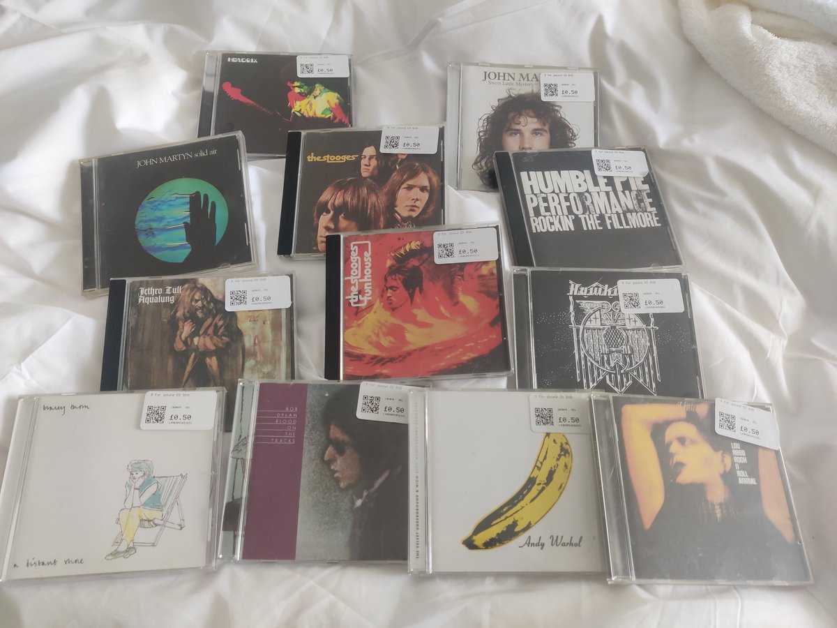 ChrisArtist82's tweet photo. Dross in all the charity shops today and then these appeared... https://t.co/JeYcKpA0PV