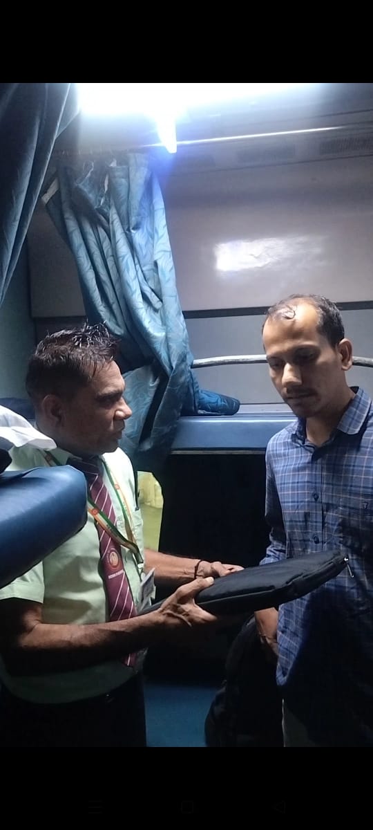 🚆 अहमदाबाद मंडल के टिकट जांच स्टाफ श्री शकील अहमद (Dy.CTI) ने अपनी कर्तव्यनिष्ठा और ईमानदारी का परिचय देते हुए ट्रेन संख्या 09208 में यात्री श्री संदीप पंड्या का भूला हुआ लैपटॉप बैग (मूल्य ~₹2 लाख) सुरक्षित लौटाया।

यात्री ने इस उत्कृष्ट सेवा भावना, सहयोग और मददगार व्यवहार की