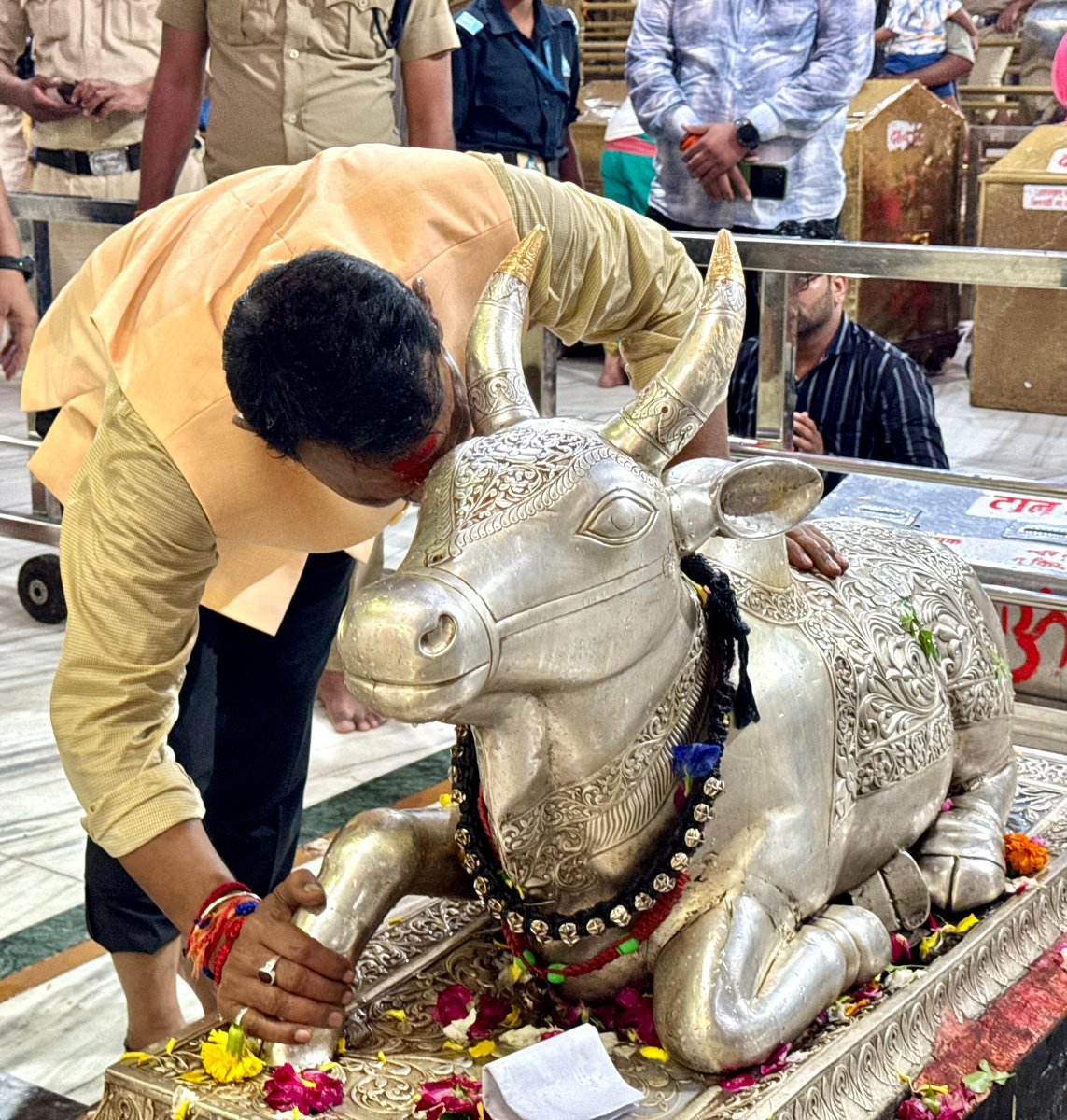 tulsi_silawat's tweet photo. भस्म रमाए त्रिपुरारी, गूँजे महाकाल का नाम,
भक्तों के संकट हरे, यह उज्जयिनी धाम!!

आज अवंतिका नगरी में राजाधिराज बाबा महाकाल के दर्शन प्राप्त करने का सौभाग्य प्राप्त हुआ।

चराचर नियंता बाबा महाकाल से प्रार्थना करता हूँ कि उनकी कृपादृष्टि हमारे देश-प्रदेश पर सदैव बनी रही, सभी सुखी हों, सभी का कल्याण हो।