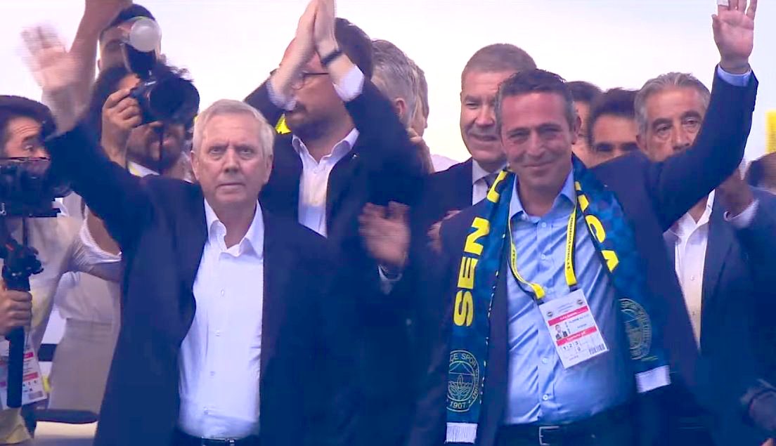 İkinizede Yazıklar Olsun Kocaman insanlarsınız  20Yıl Başkanlıl Yapan Adam  8 Yıl Başkanlık Yapana Adama 
Senin Hocanın Arkasından Neler Söylediğini Söylersem Hocanın yüzüne bakamassın Diyor  ve jose Mourinho nun kulağına Fısıldıyorlar 
Koca Fenerbahçe'yi Hocasız bıraktılar 🙏🙏