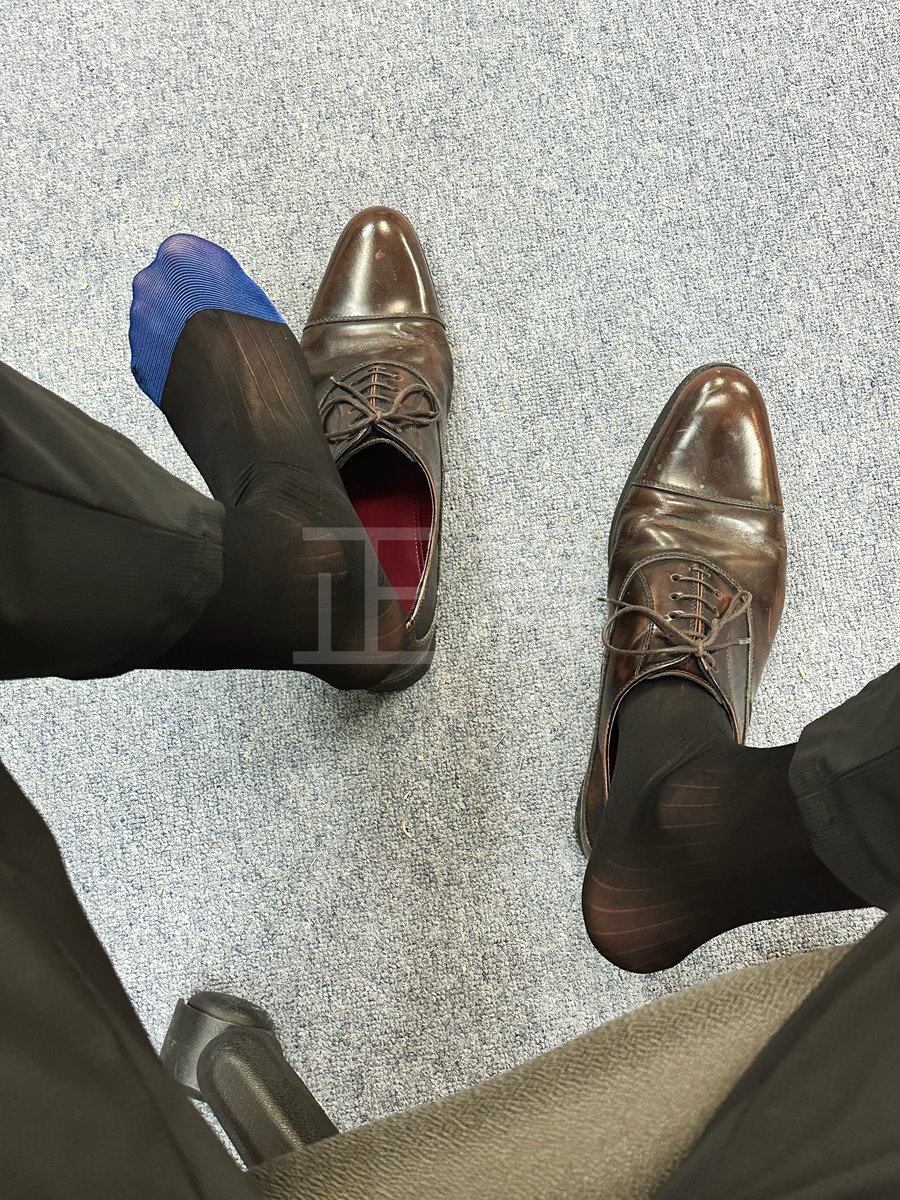 周五了，终于可以脱皮鞋丝袜散味了