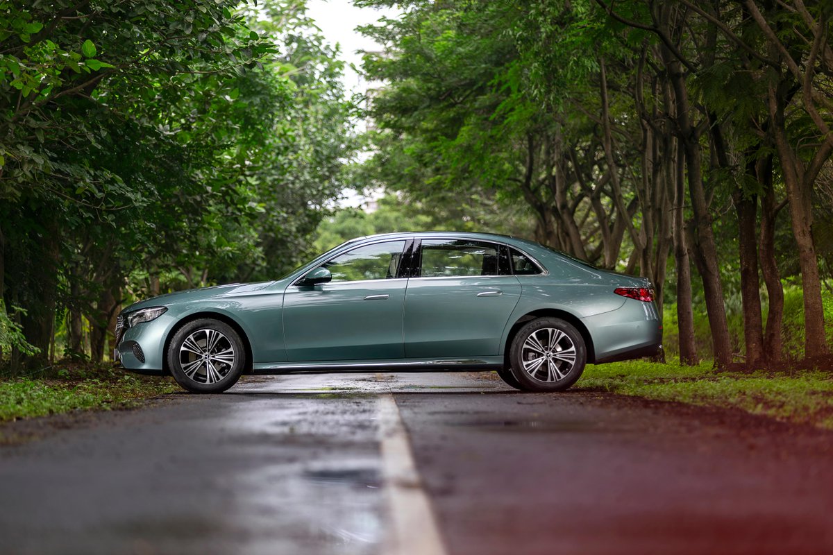 MercedesBenzInd's tweet image. Icons give you a reason to celebrate them, time and again.
The stunning LWB E-Class now debuts in a stunning new shade - Verde Silver.

#EClass #VerdeSilver #MercedesBenzIndia