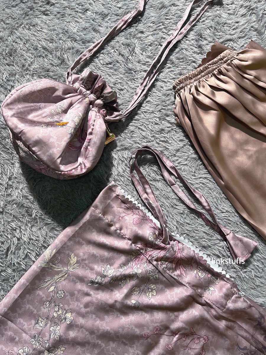 linkstuffs's tweet photo. mukena premium silk yg gak cuma cakep tapi juga adem bangettt mana pilihan motifnya juga cantik2 😍

🛒https://t.co/HLIvQxpeNO https://t.co/oJn53sZsPd