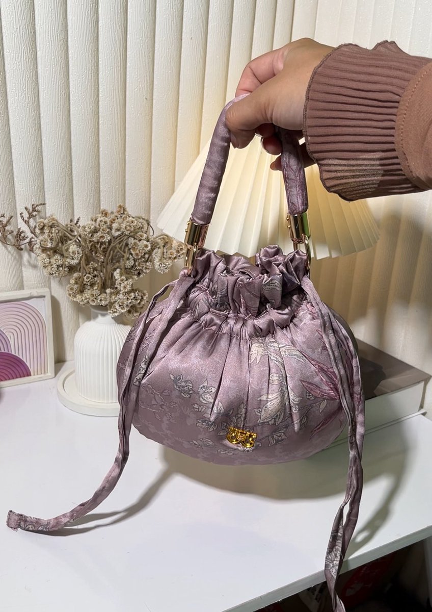 linkstuffs's tweet photo. mukena premium silk yg gak cuma cakep tapi juga adem bangettt mana pilihan motifnya juga cantik2 😍

🛒https://t.co/HLIvQxpeNO https://t.co/oJn53sZsPd