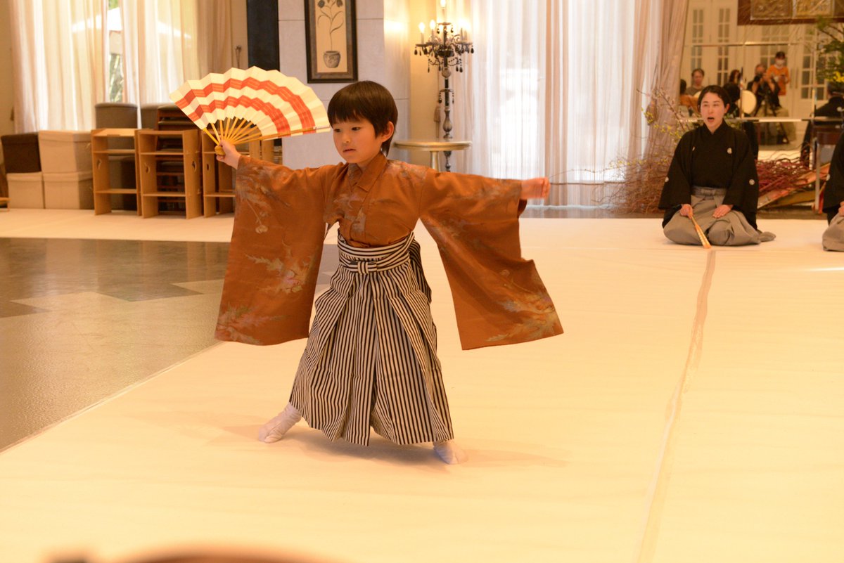 Taka63296's tweet photo. 「初謠の会」「能楽親子体験教室　お披露目会」
能楽親子体験教室でお稽古した子供達も
同教室をきっかけにお稽古をはじめた子供達も
みんな頑張って披露できました。 https://t.co/rSXgQrXNNH