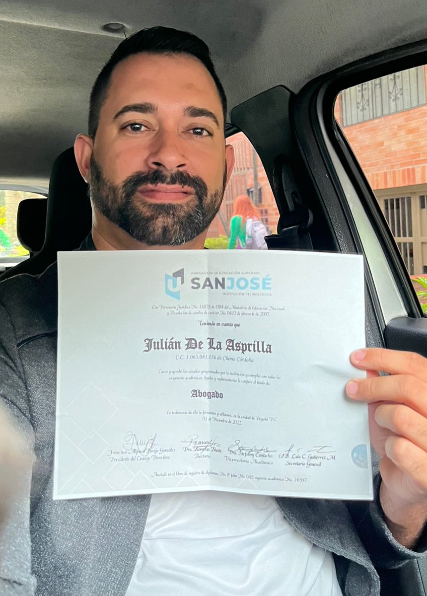 Ni la mejor pinta, ni el mejor peinado, ni mi mejor momento… pero con diploma en mano y siempre pa’ lante.
Gracias a mí por no rendirme.
Ahora sí, listo para ir en busca de un puesto en el gobierno del cambio 
✊🏻🇵🇸