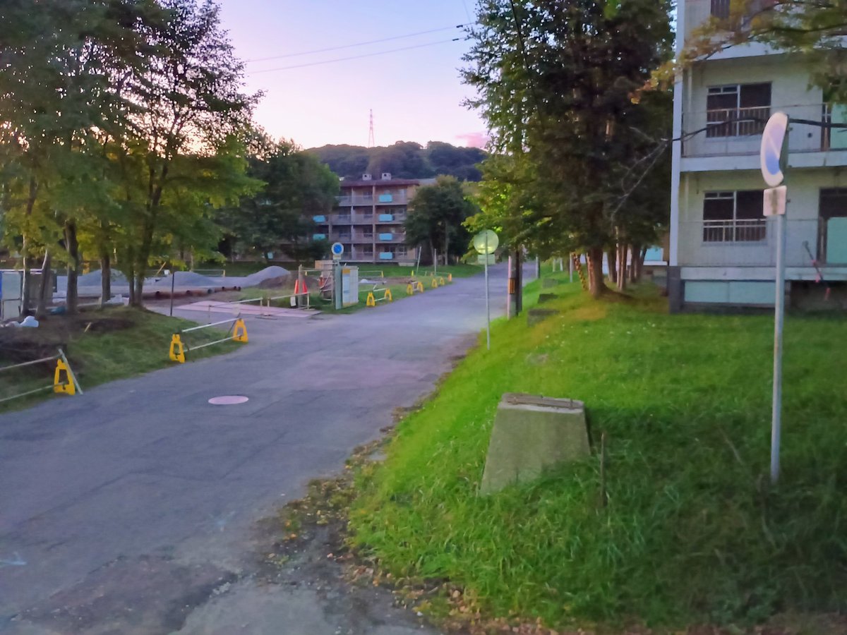 8TO7La4vENIVpZI's tweet image. 本日、中島本町に無印良品が開店致しました。斜向かいのスターバックスと同じく室蘭に欲しいと20年ほど前から言われ続けた店の一つであり、また1つ市民の念願が叶ったものです。
参考に裏手の風景の変遷を置いておきます。順に2009年頃→アパートの取り壊し作業中→無印建設中→今日の風景です。