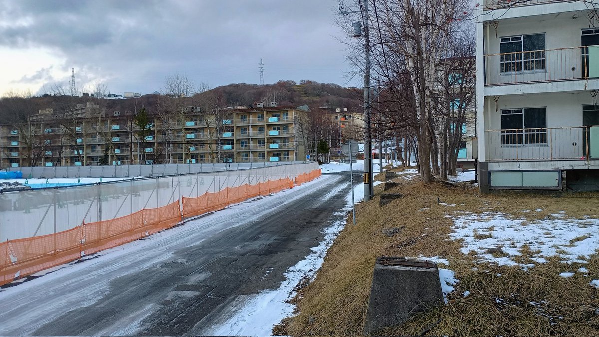 8TO7La4vENIVpZI's tweet image. 本日、中島本町に無印良品が開店致しました。斜向かいのスターバックスと同じく室蘭に欲しいと20年ほど前から言われ続けた店の一つであり、また1つ市民の念願が叶ったものです。
参考に裏手の風景の変遷を置いておきます。順に2009年頃→アパートの取り壊し作業中→無印建設中→今日の風景です。