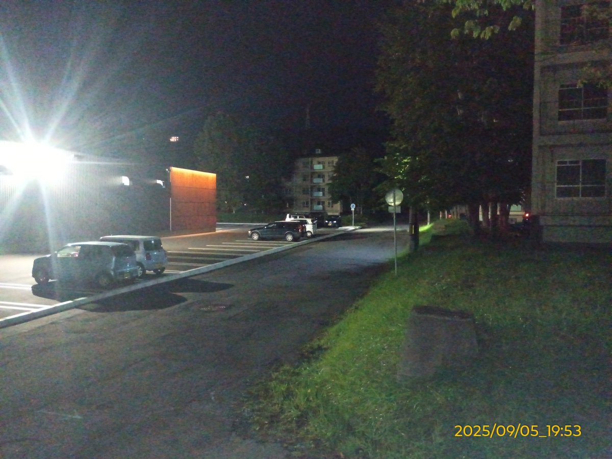 8TO7La4vENIVpZI's tweet image. 本日、中島本町に無印良品が開店致しました。斜向かいのスターバックスと同じく室蘭に欲しいと20年ほど前から言われ続けた店の一つであり、また1つ市民の念願が叶ったものです。
参考に裏手の風景の変遷を置いておきます。順に2009年頃→アパートの取り壊し作業中→無印建設中→今日の風景です。