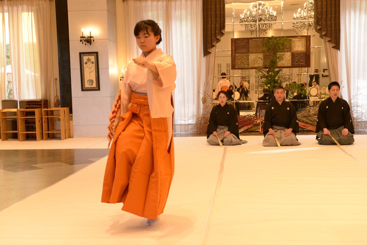 Taka63296's tweet photo. 「初謠の会」「能楽親子体験教室」
結婚式場のホールの階段で記念撮影
本来は新郎新婦が上から降りてきて途中で立ち止まって撮影したりするんでしょうね https://t.co/Td6GkTEjak