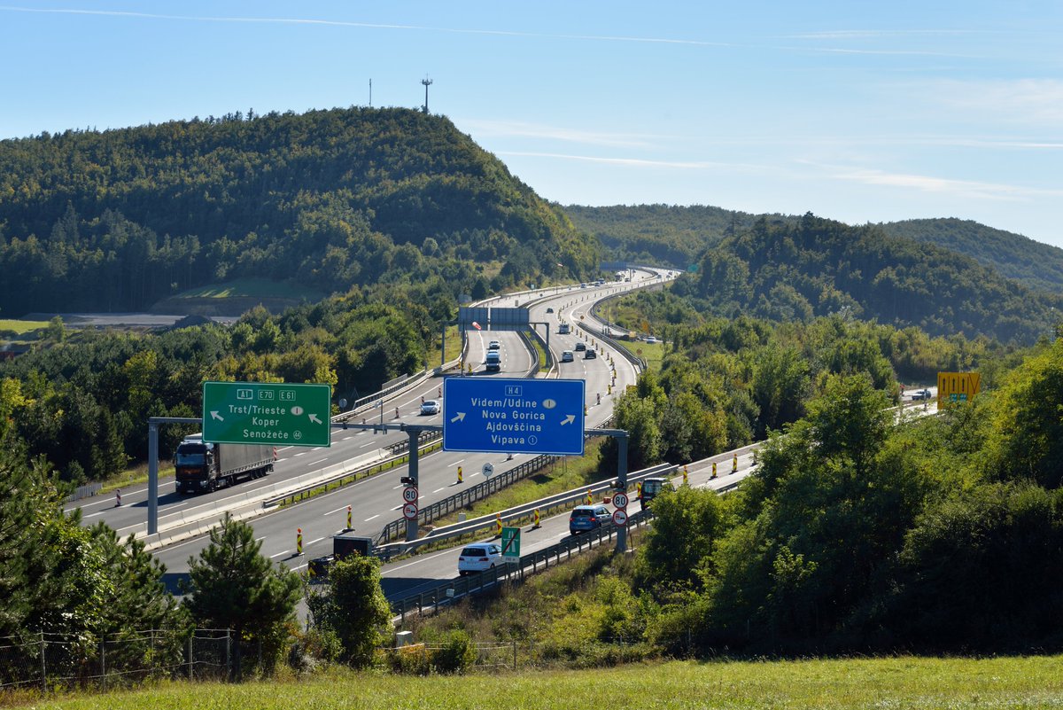 [ZAPORA VOZIŠČA H4 IN NOVA PROMETNA UREDITEV PREKO REBRNIC] 🚧 Zaradi spremembe zapore bo vozišče H4 iz smeri Vipave proti Razdrtemu zaprto od nedelje, 7. 9. 2025, ob 7.00 do ponedeljka, 8. 9. 2025, do 5.00.
➡️ V času zapore bo promet preusmerjen na vzporedno regionalno cesto.