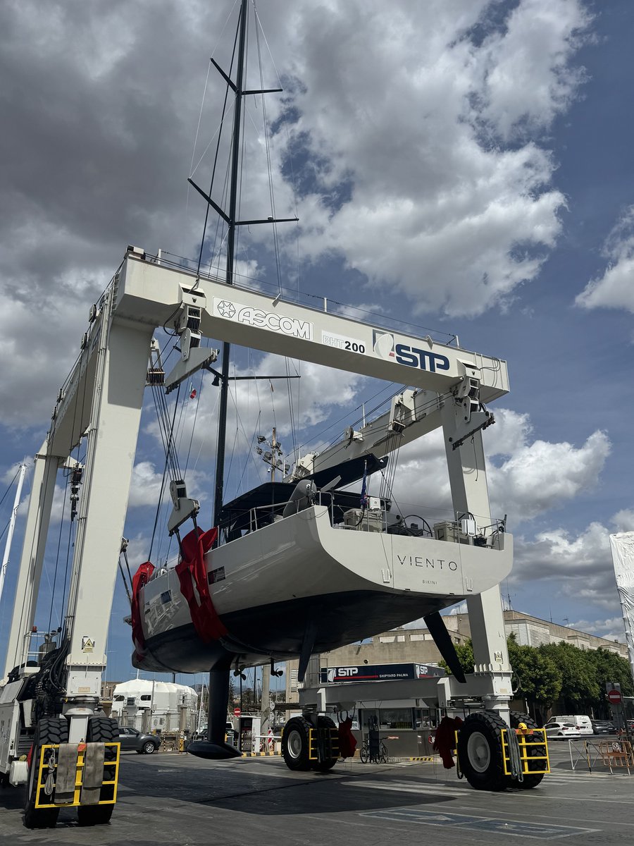 We hauled out S/Y Viento for the final adjustments ahead of the Ibiza JoySail. Fine-tuning, technical checks and last details to ensure she competes at the highest level. All that’s left is to follow this remarkable yacht throughout the regatta and enjoy her performance at sea.