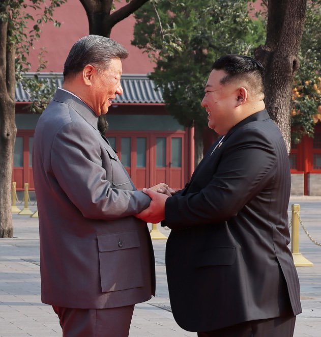 مصافحة نووية، لا تقبل الأحادية، ولا ترضى إلا بتعددية