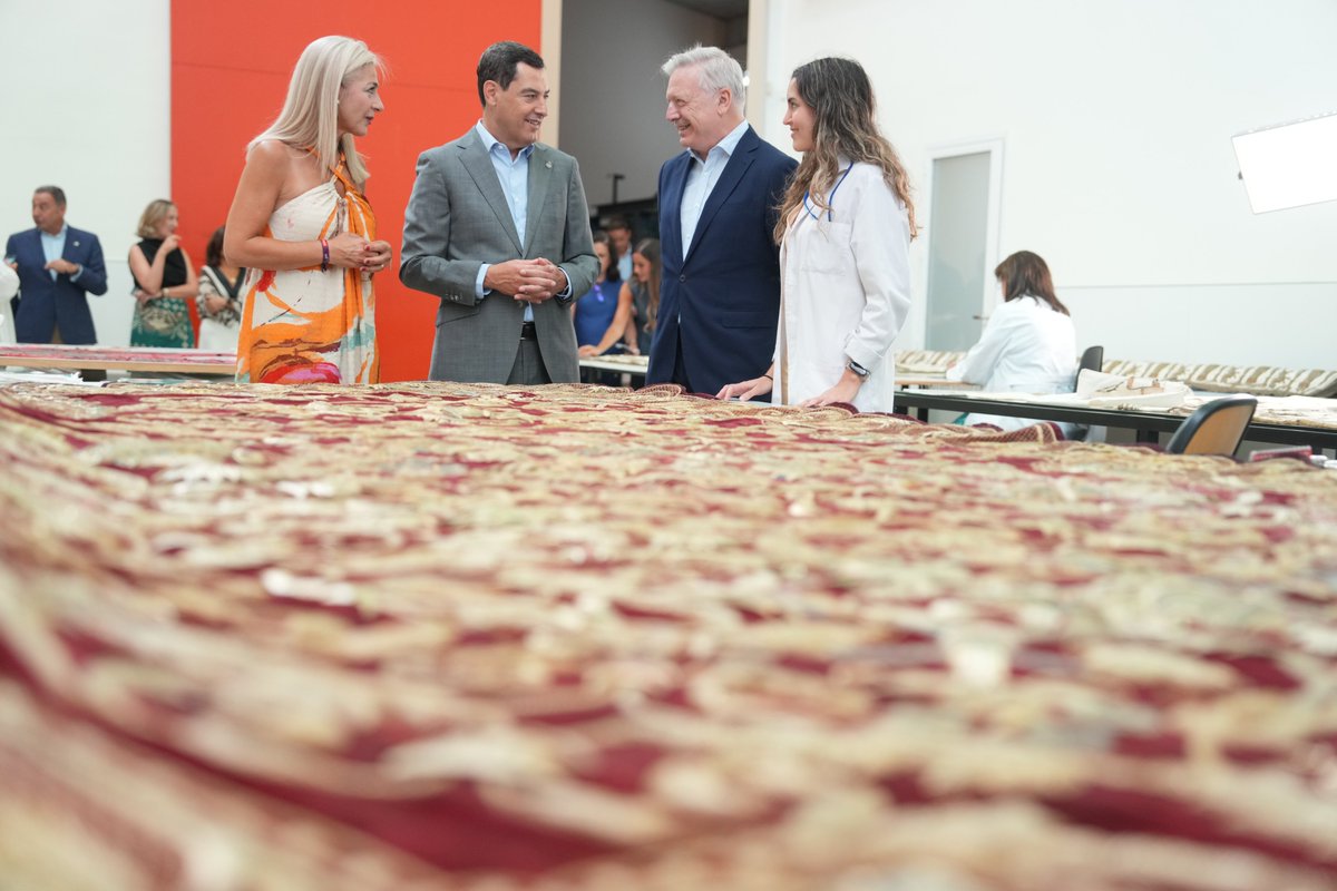 Patricia_Pozo_'s tweet photo. He acompañado a @JuanMa_Moreno en su visita al @IAPHpatrimonio.

La imprescindible labor que este centro realiza en la conservación y difusión del arte, la historia y la cultura de #Andalucía lo sitúan como referencia y así lo ha destacado el presidente durante su visita. https://t.co/hQm3QODk6E