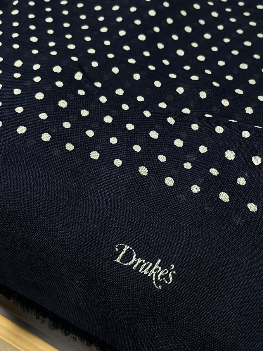 내가 구매하자마자 품절된 드레익스 스카프 보며 우울함을 떨쳐내야지. 작년에 너무 비싸 매장에 두고 온 것을 한섬에서 40프로 할인된 가격에 가져왔다😆