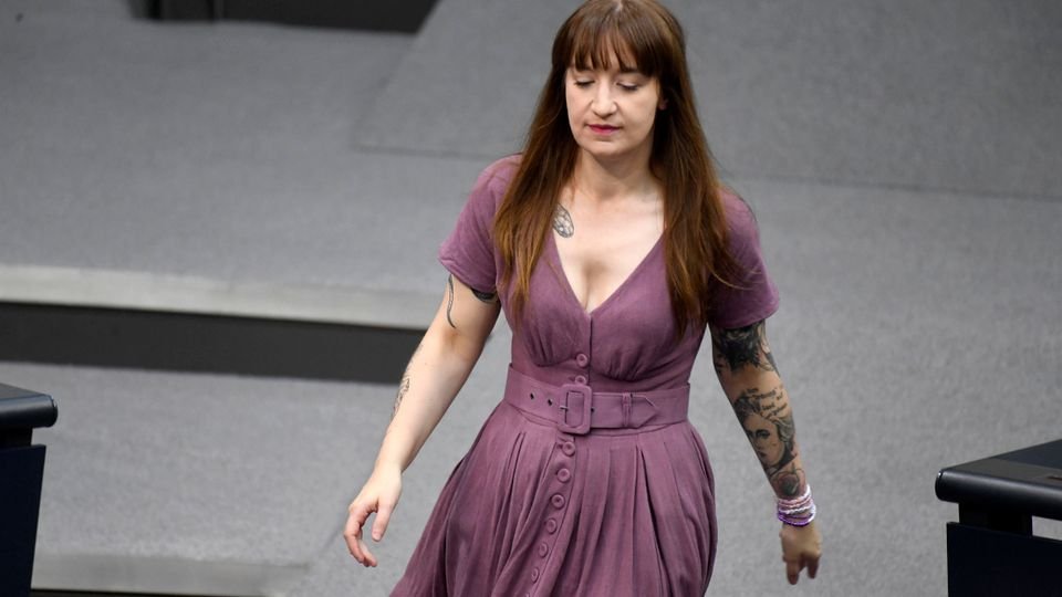 Die Ostdeutschen haben es falsch gemacht, die Russen auch, die Jugoslawen auch, die Kubaner auch, die Nordkoreaner auch, die Tschechen auch, die Polen auch, die Bulgaren auch usw - ALLE waren zu blöd, den richtigen Sozialismus aufzubauen, aber EINE weiß genau, wie es geht!