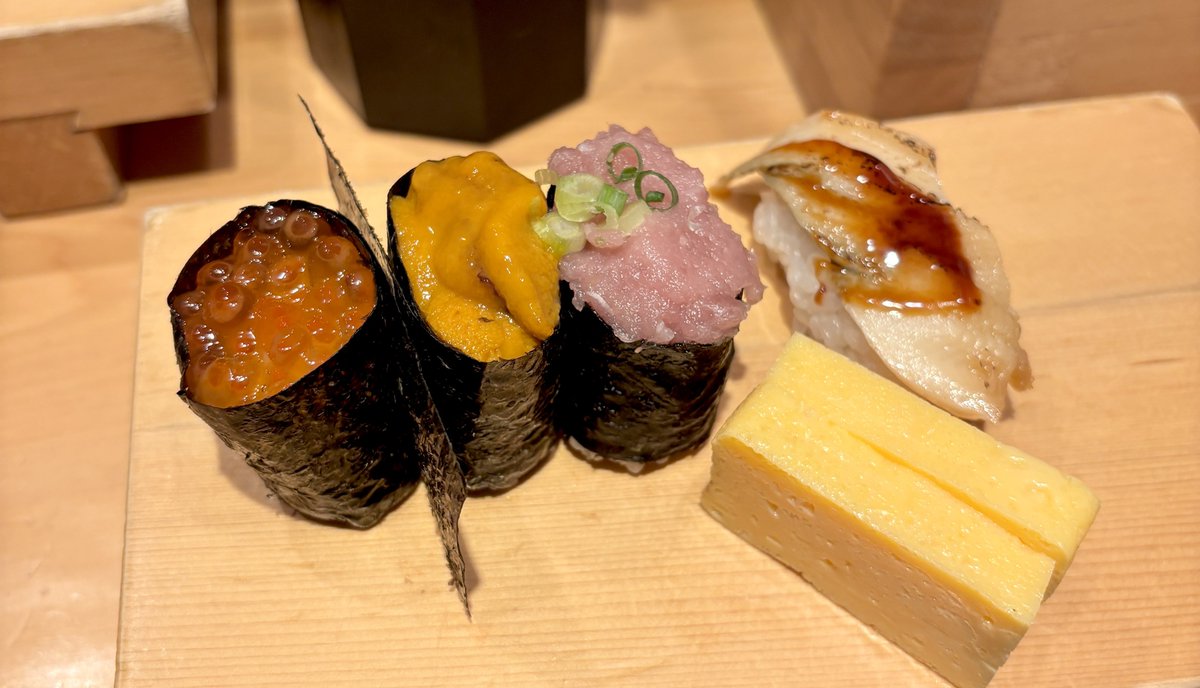 新橋・虎ノ門 鮨処みやこ。
安価な立ち食い鮨だけど結構美味しい。ランチのセットは1,000円から。特上でも1,800円。周辺の会社員に人気だろうなと用意に想像できる。
でも0次会とか〆に訪れる方が楽しめるかな。刺し盛り頼めるしにぎりも1個単位から。そして意外と日本酒が充実してる。