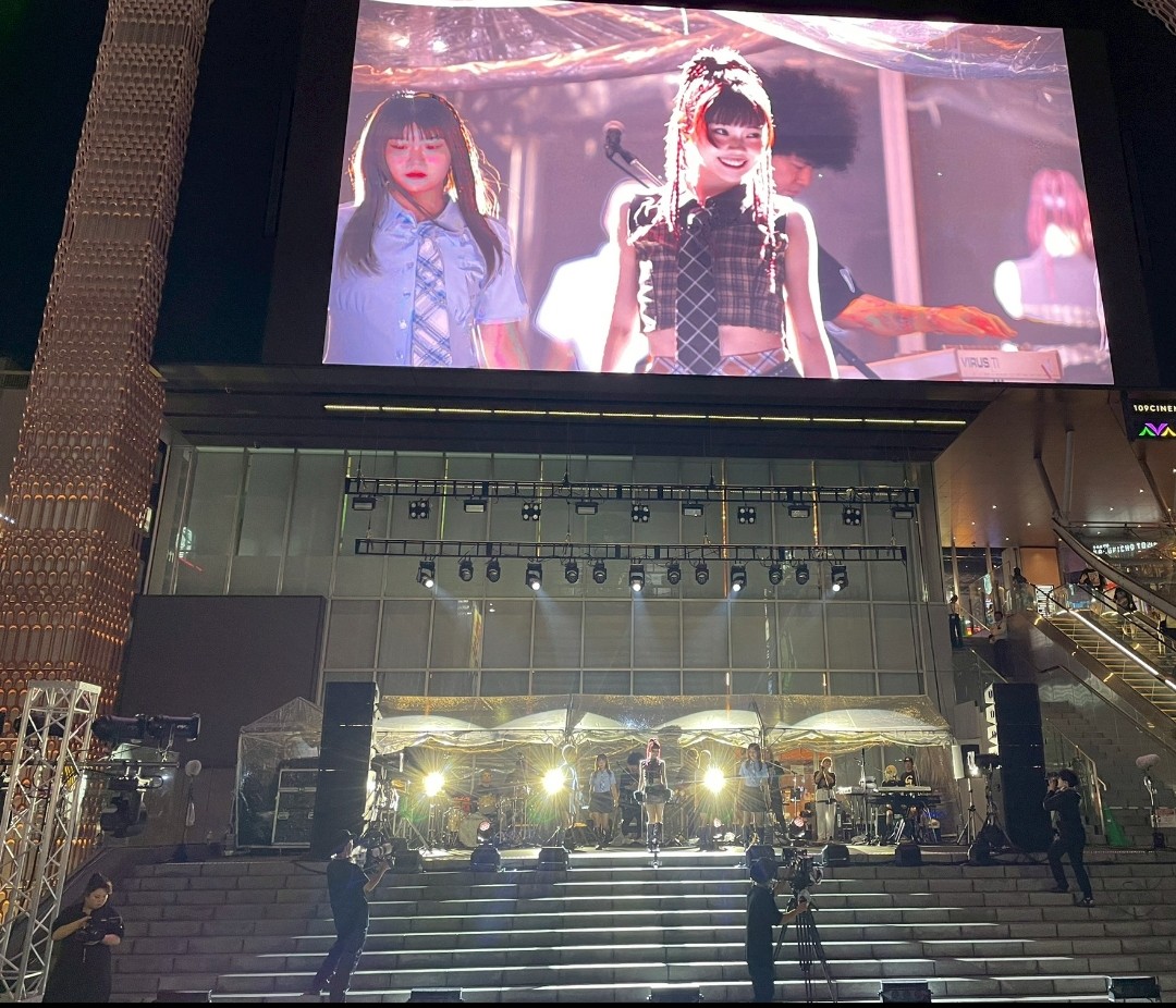 BiSH_CENT_'s tweet photo. アイナちゃん最高だったよ!
BiSHで出演したメトロック2023のときも、土砂降りの雨が出番がきたとき止んだのは今でも鮮明に覚えてるよ🌞

ラストにやった革命道中は笑顔いっぱいでハッピーな気持ちになれました✨️
ありがとう

#アイナジエンド
#アイナゲリラ
#革命道中
#ダンダダン https://t.co/SVWjJ9WJDX