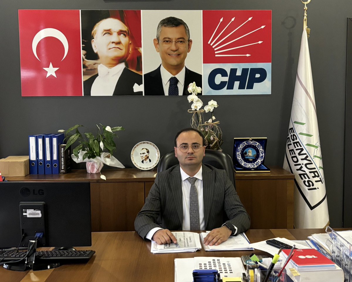 Cumhuriyet Halk Partisi, mahkeme salonlarında değil, Anadolu’nun bozkırlarında kuruldu.

Cumhuriyet Halk Partisi halktır, 
halkın evidir, baba ocağıdır. Teslim alınamaz!