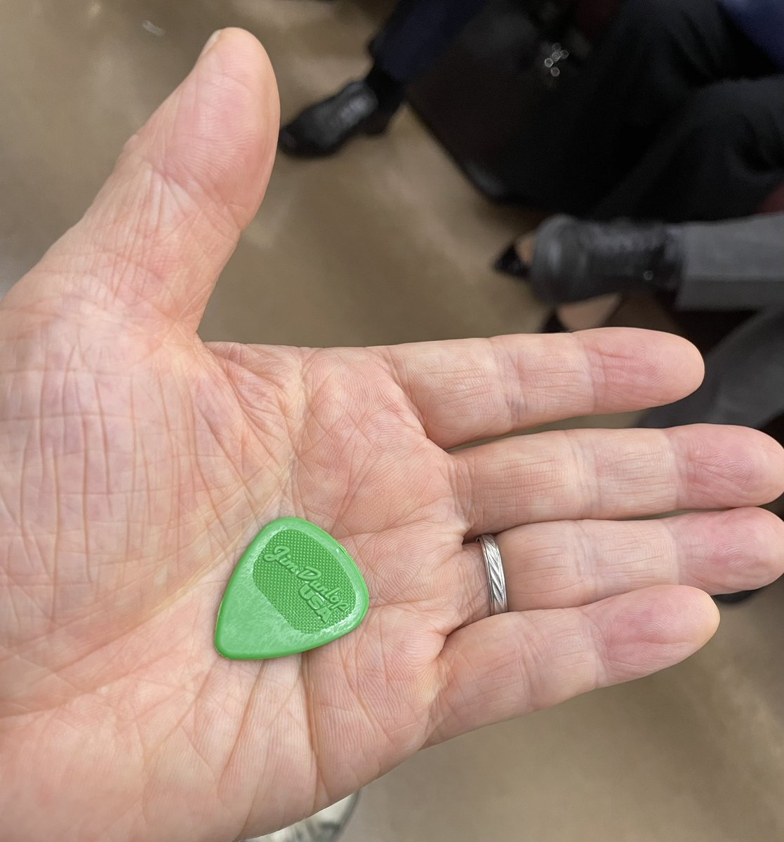 happy814kuri's tweet photo. 台風でどうなるかと思いましたが、無事に初参戦出来ました👍🎸✨✨
パワフルなステージと軽妙なワンマンならではのトークを楽しめました🌰👍
最後にKAORIさんが投げたギターのピック何何と目の前に😃大きな宝物になりました🥰✨✨
#PARADOXX
#thelivestation
#菖蒲iris
#KAORIwarlock https://t.co/ZImsDKJ5j1