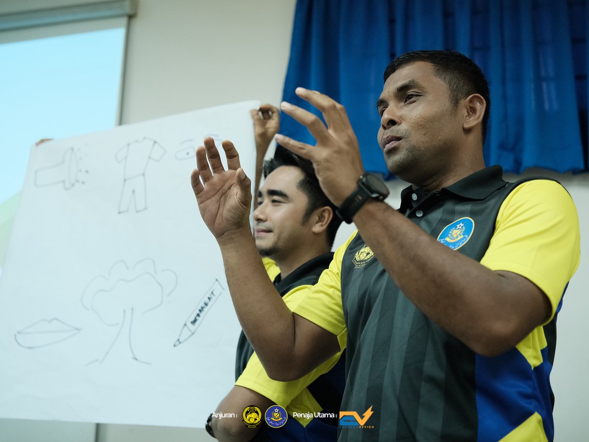 OfficialPahang's tweet photo. 📸 Sesi petang diadakan di dalam kelas bagi Kursus Kejurulatihan Akar Umbi anjuran FAM dan PBNP 

#sripahang #wherelegendsareborn https://t.co/GAdR1GLmhn