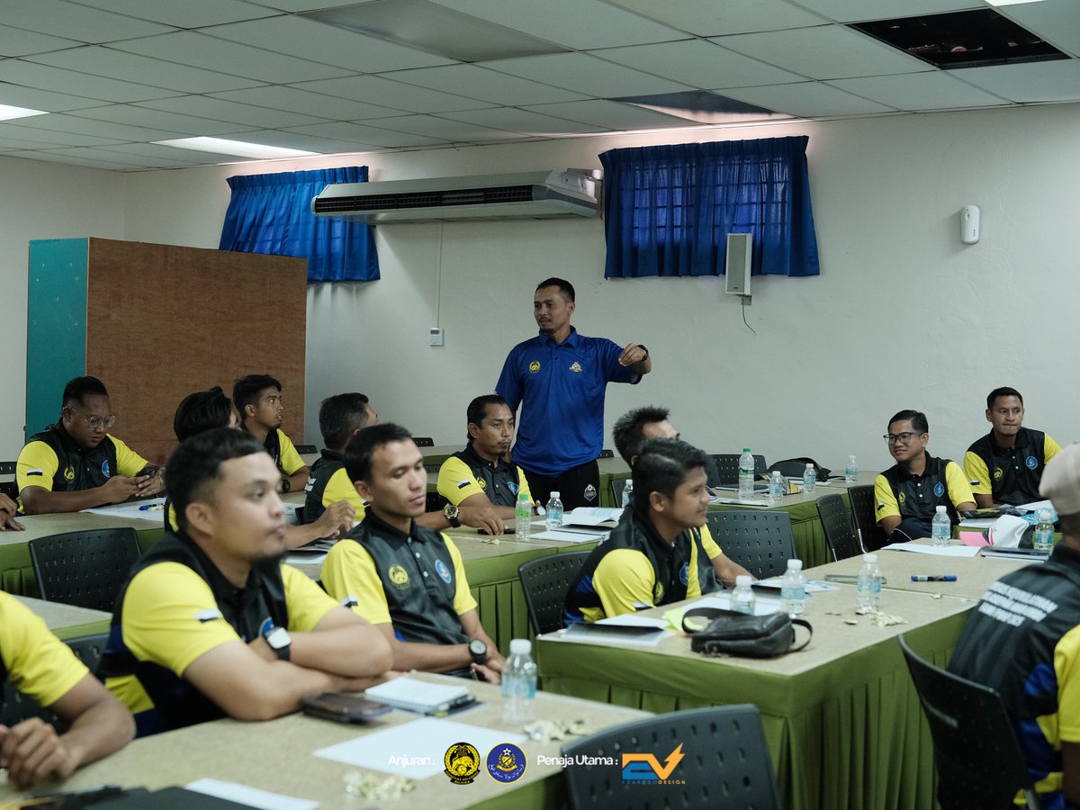 OfficialPahang's tweet photo. 📸 Sesi petang diadakan di dalam kelas bagi Kursus Kejurulatihan Akar Umbi anjuran FAM dan PBNP 

#sripahang #wherelegendsareborn https://t.co/GAdR1GLmhn