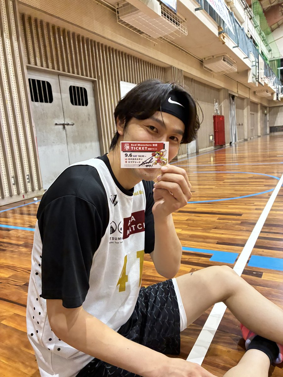14kiu's tweet photo. 明日はレブナイズの後座でRedMonstersのしあいもあります🙋‍♂️🙋‍♂️

チケットにもサイン書いてますので、この機会に選手の名前も覚えて下さい🙇‍♂️

Tシャツご購入いただいた方は一階席でみれますので、ぜひ一緒に戦いましょう🔥

一階席の皆さまは試合後にサインや写真もOK🙆‍♂️🙆‍♂️

#鹿児島レブナイズ https://t.co/U0Uw0nJlfQ