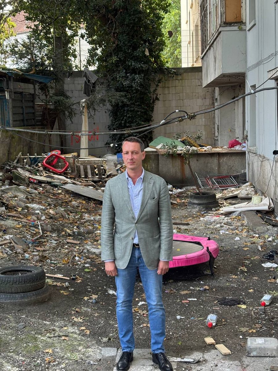 Heute begleitete mich die ZEIT-Journalistin Mariam Lau durch die Dortmunder Nordstadt. Wir sind dorthin gegangen, wo die echten Probleme sind: Wir sprachen mit Türken über die AfD, besuchten ein Roma-Problemhaus und tranken am Nordmarkt umgeben von Drogenabhängigen einen Kaffee.