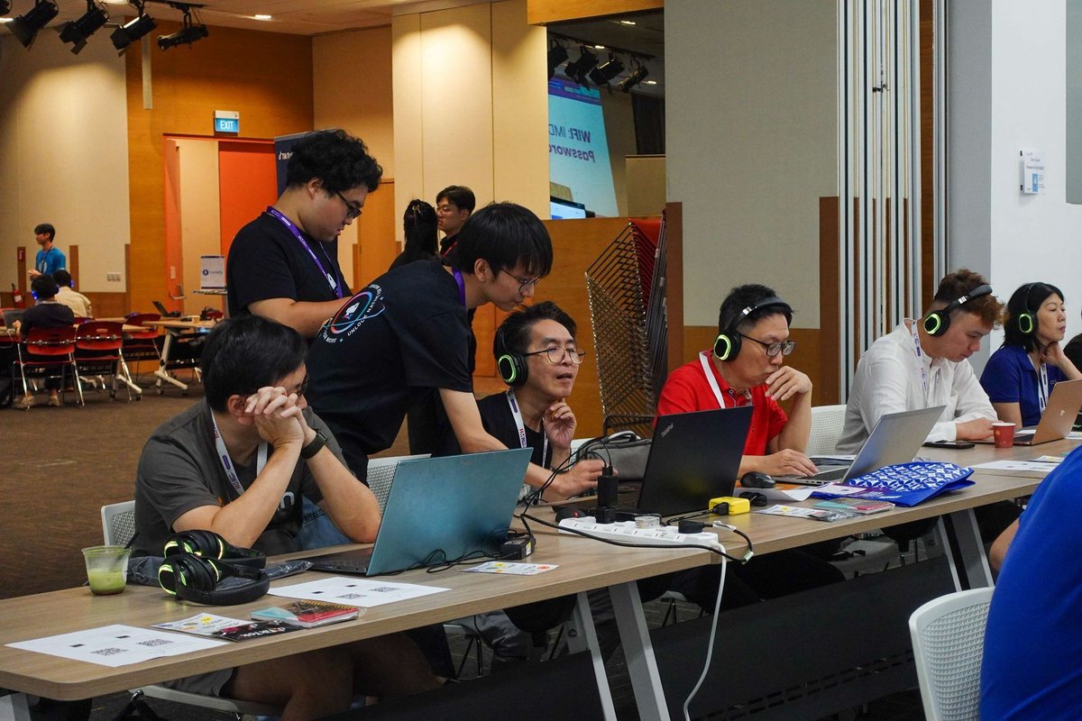 TikTokForDevs's tweet image. This week, @LynxJS_org was invited by @IMDAsg to join #DeveloperDiscoveryDay25. 

Speaker @popahqiu guided developers to build an app using the #framework. 

Truly impressive developer event, and we are grateful to IMDA for its efforts in promoting technology adoption.🐱
