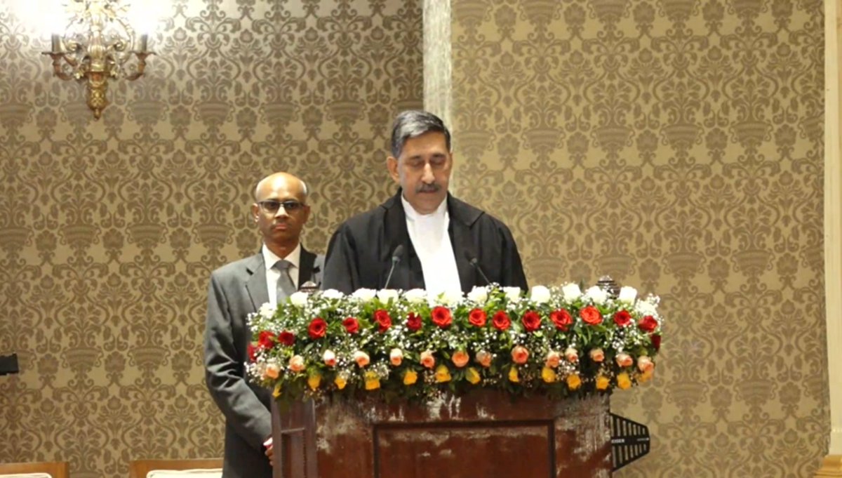 barandbench's tweet image. Justice Shree Chandrashekhar takes oath as the 49th Chief Justice of Bombay High Court at Raj Bhavan. 

Maharashtra Governor CP Radhakrishnan administered the oath. 

#BombayHC #swearingin