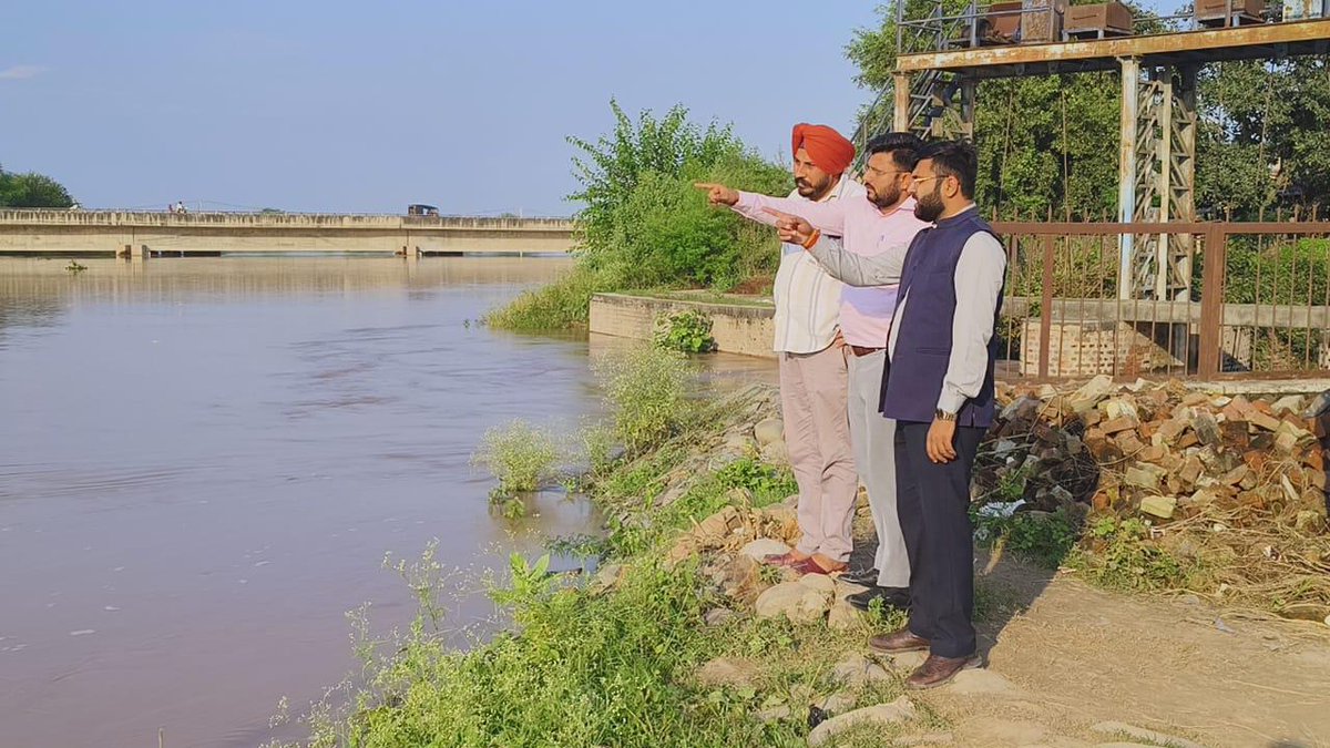 TusharBachgoan's tweet image. आज गाँव झाँसा में पहुंचकर स्थिति का जायज़ा लिया। मुख्यमंत्री श्री नायब सिंह सैनी जी हर घंटे ले रहे हैं रिपोर्ट । लोगों की सेवा में खड़ी है नायब सरकार …