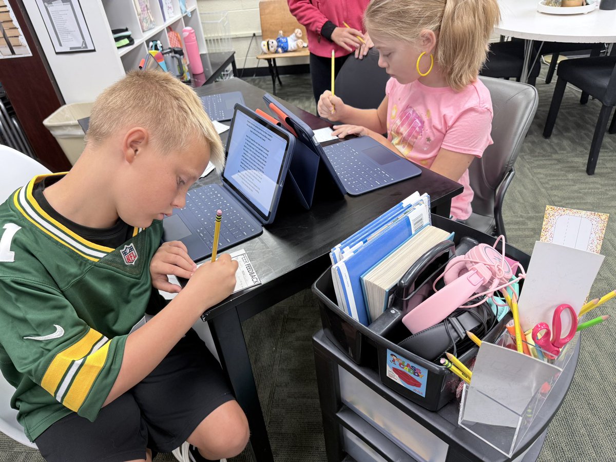 Nothing better than some peer feedback on our Food Memory Narratives!🥰📝
#FABulousinFourth