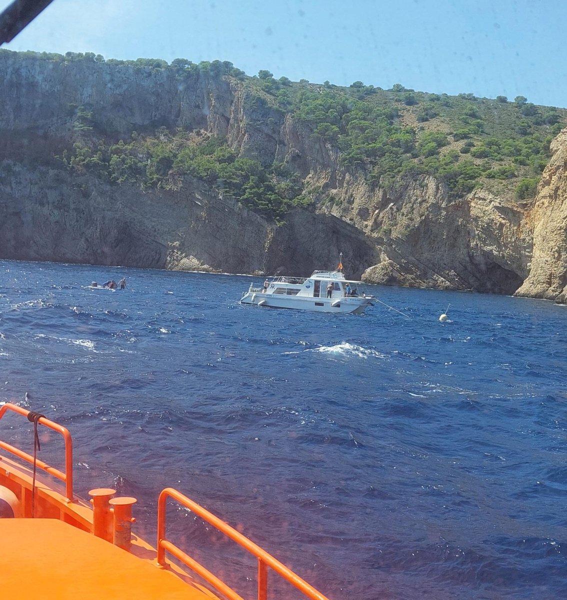 Embarcación de buceo con avería mecánica, fondeada y a resguardo cerca de Cabo Castell de Torroella, solicita asistencia. CCS Barcelona moviliza la Salvamar Lyra, que la remolca con 11 personas a L'Escala #SeguridadNautica