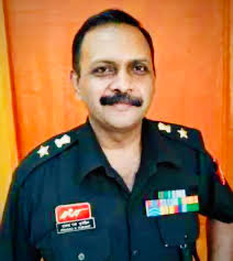 ये कर्नल पुरोहित की पुरानी तस्वीर है। एक बूढ़े माँ बाप के बेटे को सिर्फ़ इसलिए जेल में सड़ाया गया था ताकि आप अपने ख़ास वोटर वर्ग में संदेश दे सकें। अगर आपको कांग्रेस को सपोर्ट करना है करिए, लेकिन किसी भी निर्दोष के ऊपर होने वाली इतनी बड़ी नाइंसाफी का साथ नहीं देना चाहिए।