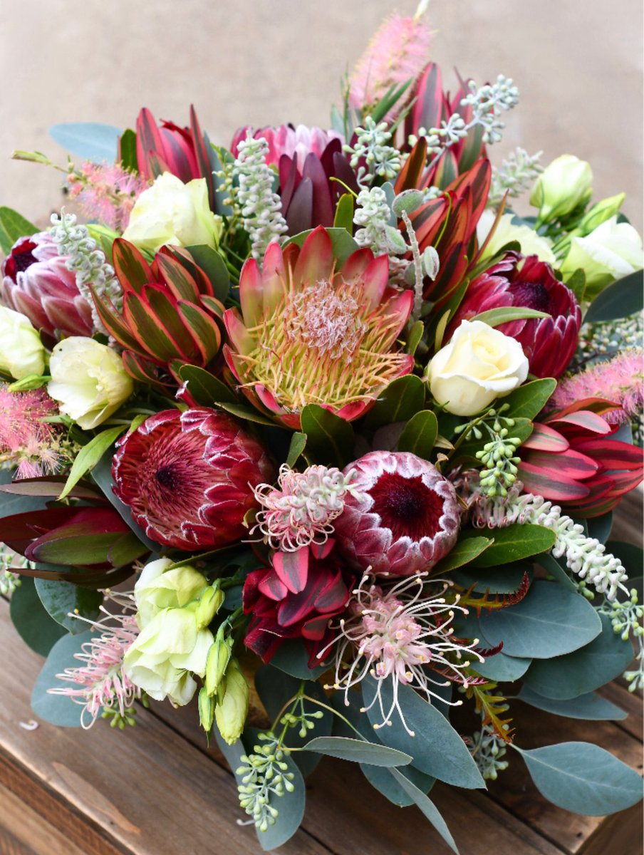 Happy Friday! 😊 Whether you’re curling up at home or welcoming the weekend with friends, let nature’s beauty warm your space. 🍃🌷🌸🌷🌿 #fridayfeeling #inspirebynature #fabulousflorals #simplejoys #seekinspirecreate