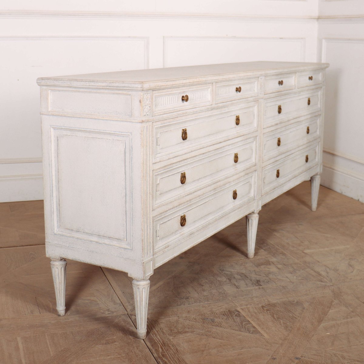 Early 20th Century French painted double chest of drawers. tinyurl.com/2w26ae7y
#FrenchChestofDrawers #ChestofDrawers #paintedchestofdraw