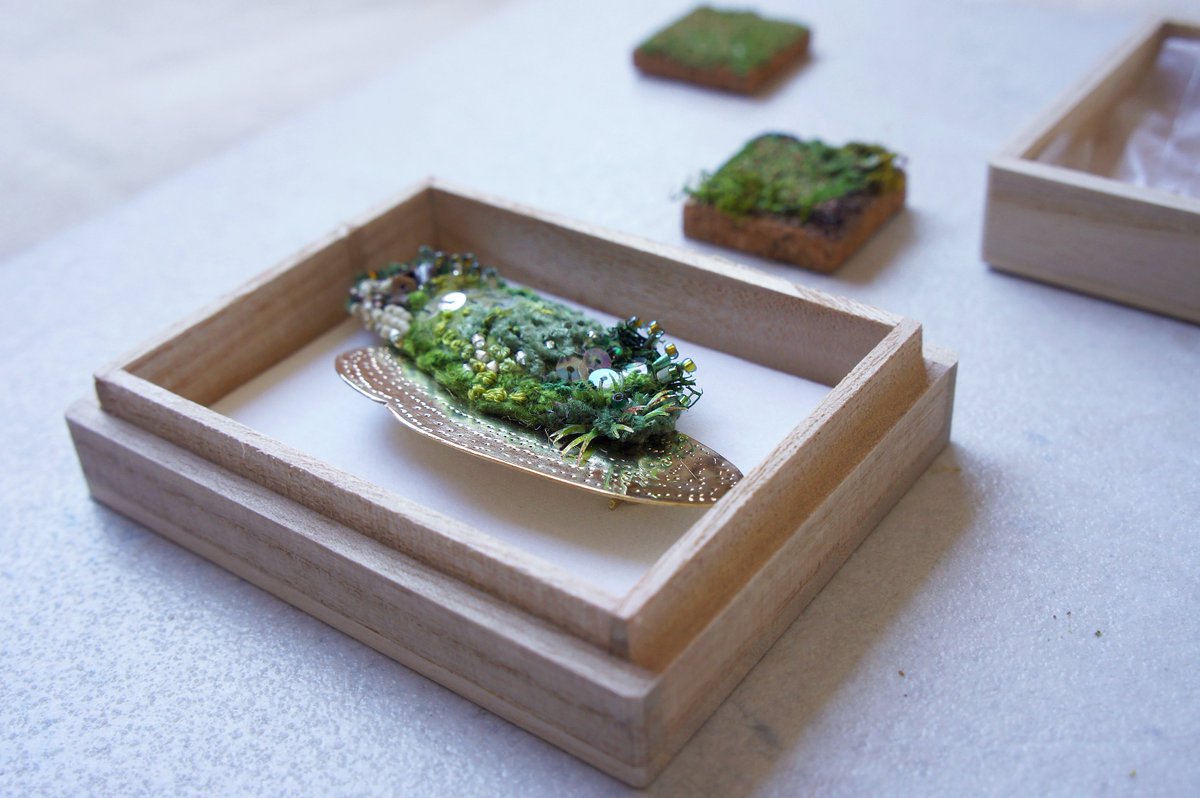 「苔庭ブローチ」
手のひらの上で、苔庭をお散歩できます
……
神戸阪急9階にて
今年最後の対面イベントも、あと3日🫧