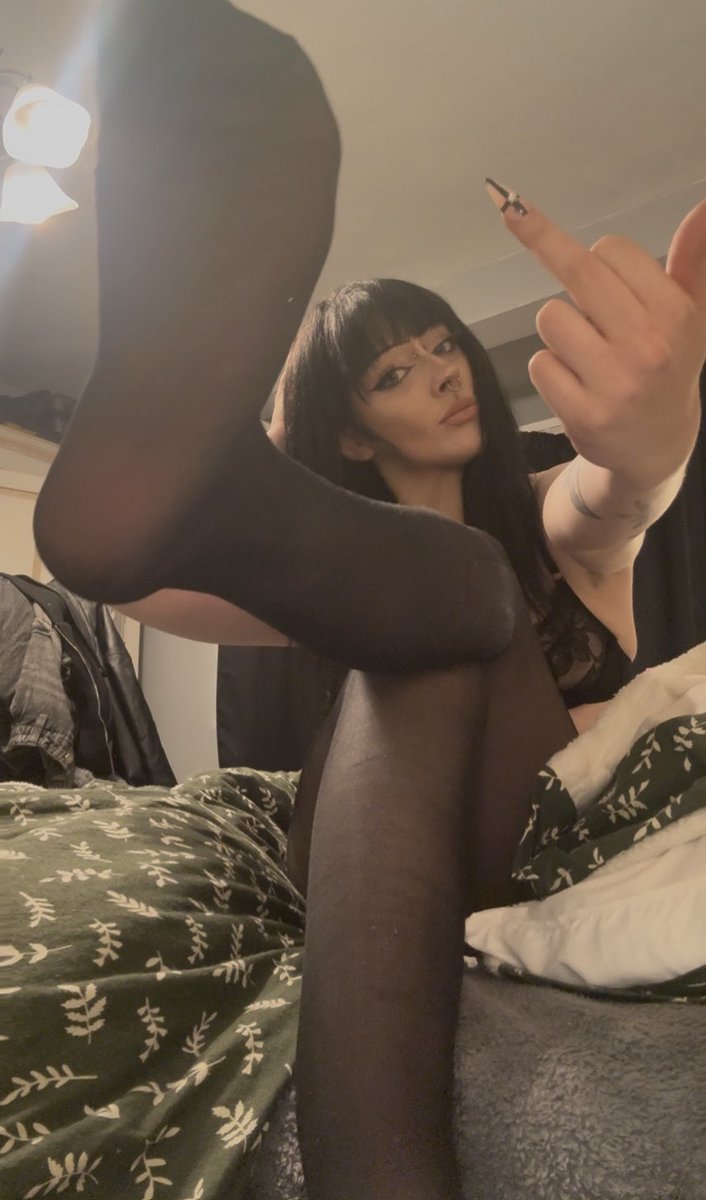 EVILAM3LIA's tweet image. my feet or your wife?