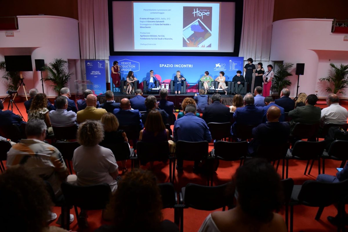 #DanielaFumarola a Venezia “Grazie alla <a href="/fai_cisl/">Fai-Cisl Nazionale</a> ed ai giovani autori del cortometraggio animato, per aver trasformato la vicenda drammatica nel ghetto di Borgo Mezzanone in una narrazione che puó essere utile anche nelle scuole. Dobbiamo trasformare il nome Hope in un'azione