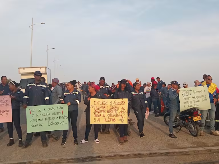 InfoColombia23's tweet image. 🚧 Bloqueo en Barú por protesta de trabajadores de terminal de regasificación 📍 Cientos de turistas represados, incluido el cantante Jessi Uribe 📣 Reclaman suspensión de contratos y falta de pago #Barú #Cartagena #ProtestaLaboral #SpecLNG #JessiUribe