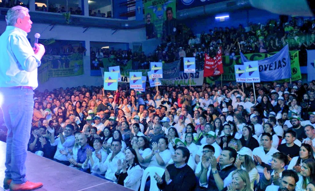 OLlancafilo's tweet photo. Lejos de los conflictos y agresiones nacionales que no solucionan nada!
En #Neuquén somos parte de un modelo provincialista que piensa en el progreso, en el crecimiento sin excusas, por ello trabajamos para sumar representantes en el Congreso.
Un placer haber participado en Chos Malal de una gran reunión encabezada por @Rolo_Figueroa para el lanzamiento de los candidatos de #LaNeuquinidad. Alegría de encontrarnos con tanta gente comprometida con Neuquén!
#26octubre #NeuquénSiempre