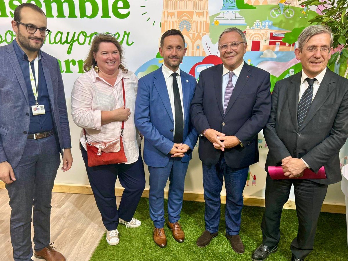 JM_Roze's tweet photo. Ce vendredi à la @foiredechalons a débuté par le lancement devant la presse du festival #Itinéraires avec ma Vice-présidente Maryline Vuiblet. 
Et parmi les nombreuses rencontres, j’ai échangé en compagnie de @ArnaudRobinet maire de #Reims, avec l’ex-maire de Reims, par ailleurs présidente de @UNICEF_france @AdelineHazan.
Ensuite j’ai accueilli ��galement sur le stand du @DptMarne le President du Conseil départemental de la #HauteMarne, mon collègue Nicolas Lacroix.
