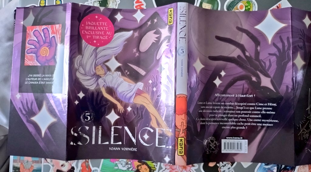#Silence dans la salle pour l'arrivée du nouvel opus de la saga imaginé par <a href="/YOoneV/">Silence t6 en Décembre</a> chez <a href="/EditionsKana/">Editions Kana</a> !

Magnifique cover originale et en plus on a le droit a une version alternative par l'inépuisable <a href="/Jero_CJD/">Jero</a> 🔥
