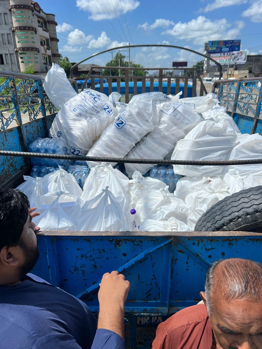 Delivering cooked food &amp; dry ration to flooded areas. Wazirabad.