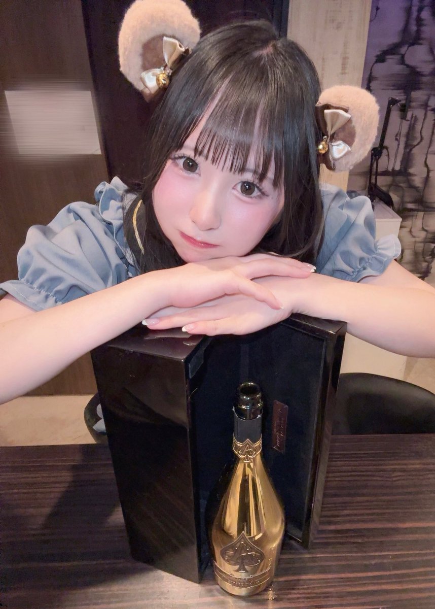 🍯09/05🧸
.
今日もわいわいお話できて嬉しかったです✨️初めましてのお嬢様も仲良しさんも沢山お話出来て幸せだよ🍹📷👍🎤🧁もありがとうだよ💭ご馳走です!!
.
そして入店10ヶ月のお祝いサプライズで初めてのアルマン頂きましたほんとにびっくりしたよいつも仲良くしてくれてありがとう💭((alt見てね