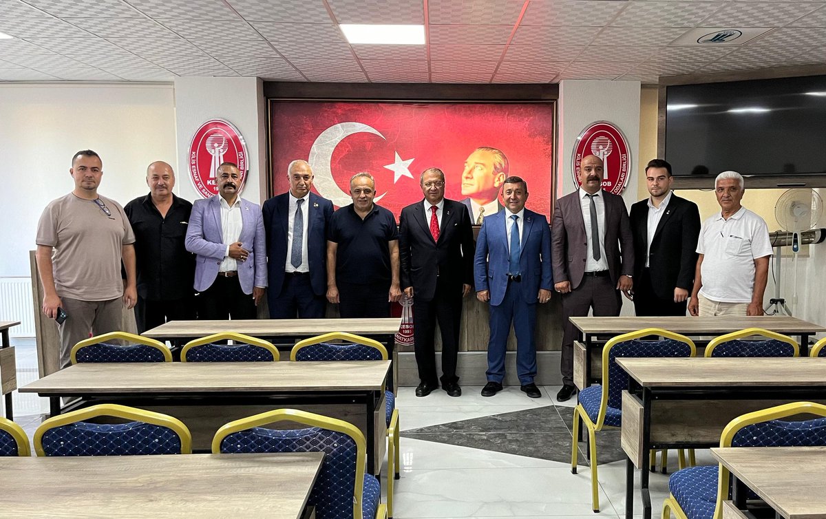 Zafer Partisi Genel Merkezi Ziyaretleri Kapsamında 05.09.2025 tarihinde Kilis İl Başkanlığımızla birlikte Esnaf Sanatkarlar Odası Başkanı Sayın Şevket Memiler ve değerli oda üyelerini ziyaret ettik. Esnafımızın sorunları hakkında istişarelerde bulunduk.