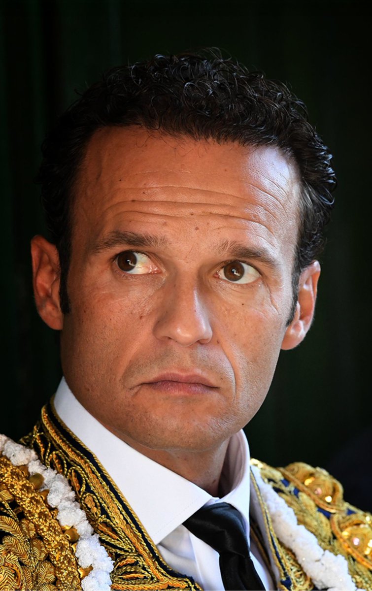 Gracias a dios tengo la suerte de conocer personalmente a muchos toreros,.sé como son! tienen un orgullo y una personalidad arrolladora..este tío viene a Don Benito con 17cm de cornada en el muslo, ojo...yo estaría 4 meses de baja!

orgulloso de ser taurino.

DON ANTONIO FERRERA