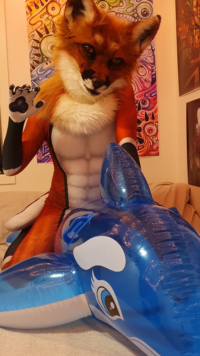 crowpudding's tweet image. This #FursuitFriday is also my birthday; so I wouldn't mind it if anyone wanna share some cake 👉👈